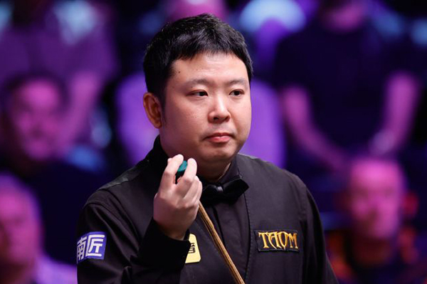 北京时间12月2日凌晨,2025斯诺克英锦赛正赛首轮继续在英国约克进行。一场焦点对决中,中国选手张安达在3-5落后的绝境下连救两个赛点,最终以6-5逆转15号种子加里·威尔逊,惊险闯入16强;1/8决赛他将与同胞赵心童上演“中国德比”。 比赛进程:五度平分,决胜局才见生死 开局互探:威尔逊打出单杆58分先声夺人,张安达随即回敬单杆87分、73分,以2-1反超。 中场胶着:第四局威尔逊多次上手扳平比分;休息归来他又凭借单杆52分、65分、91分,一度5-3拿到赛点。 绝境反击:背水一战的张安达先以83-35挽救一个赛点,第10局再轰单杆77分,5-5把比赛拖入决胜局。 决胜时刻:第11局两人均谨慎防守,威尔逊长台失准留下破绽,张安达上手打出单杆56分,最终以65-15锁定胜局,完成6-5绝杀。 数据盘点 张安达:全场3杆50+(87、73、77),1杆制胜,防守成功率78%。 加里·威尔逊:4杆50+(58、52、65、91),进攻火力略占优,但关键局失误致命。 赛后声音 张安达坦言:“3-5落后时我没想太多,只想把每一杆防守做好。最后能赢下来有些运气,但也证明坚持是有回报的。”谈到下轮与赵心童的“内战”,他希望“两人都能发挥出最好水平,为观众奉献精彩比赛”。 下一轮对阵 张安达 vs 赵心童(16进8,时间待定)。随着这场胜利,本届英锦赛已有斯佳辉、吴宜泽、庞俊旭、<a href=/zonghebofang/dingjunhui/ target=_blank class=infotextkey>丁俊晖</a>、赵心童、张安达共6名中国选手跻身16强,刷新历史最佳战绩。