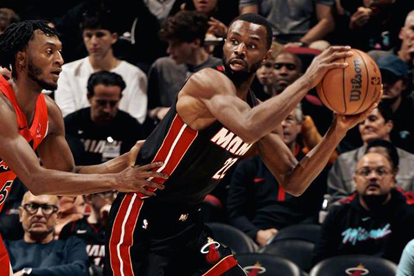 主场失守!热火三大主力下半场哑火,<a href=/lanqiubofang/raptors/ target=_blank class=infotextkey>猛龙</a>逆转终结四连败